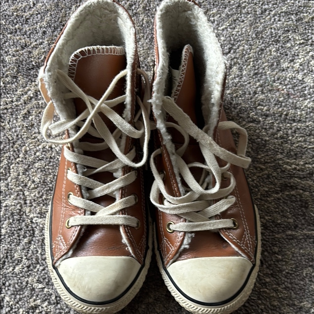 Kids converse in Brown leather High-Top Sneakers fur lined in size 3